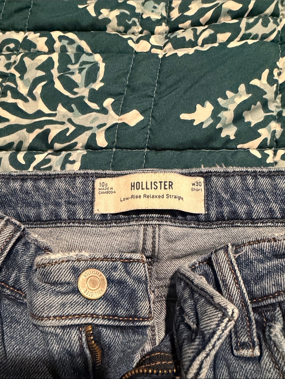 Hollister low rise relaxed straight size 10short jeans